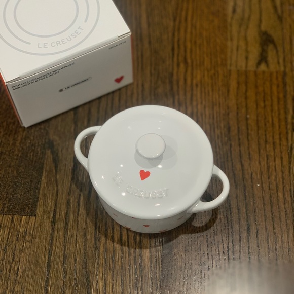 New Le Creuset Heart Decal Mini Round Cocotte Stoneware 10cm - Picture 2 of 7